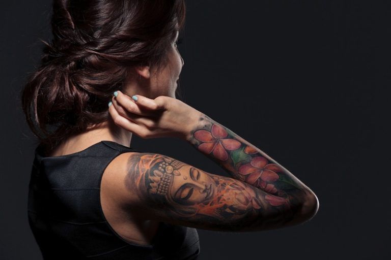 Do Guys Like Tattoos On Girls? (Here's How They Feel) - GlamiVibe