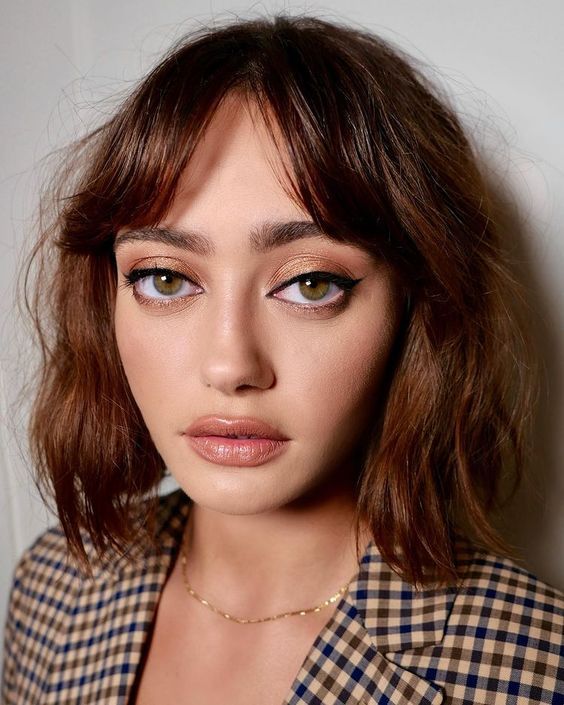 Auburn long and wavy bob with bottleneck bangs and messy waves, a stylish and chic idea