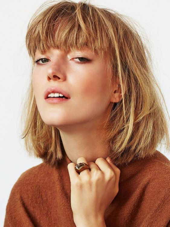Ginger to blonde long bob with a thick fringe and a lot of volume, a cool idea with a lot of bright color