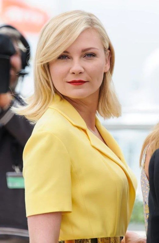 Kirsten Dunst's highlighted hair had been styled into a deep side parting, and beautiful curtain bangs look gorgeous