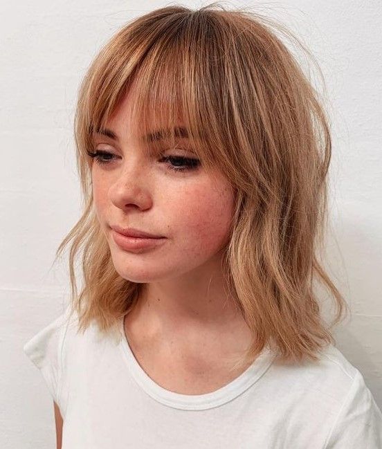 Light copper hair with messy waves and bottleneck bangs, a lovely relaxed idea that shows off both color and texture