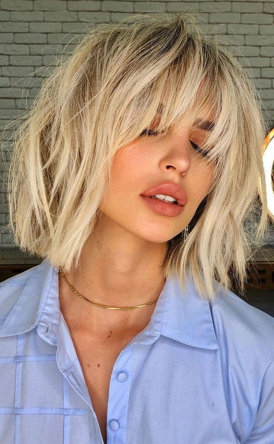 Pretty and trendy long bob haircut with a cool vanilla tone, bangs, and messy waves, an amazing choice for summer