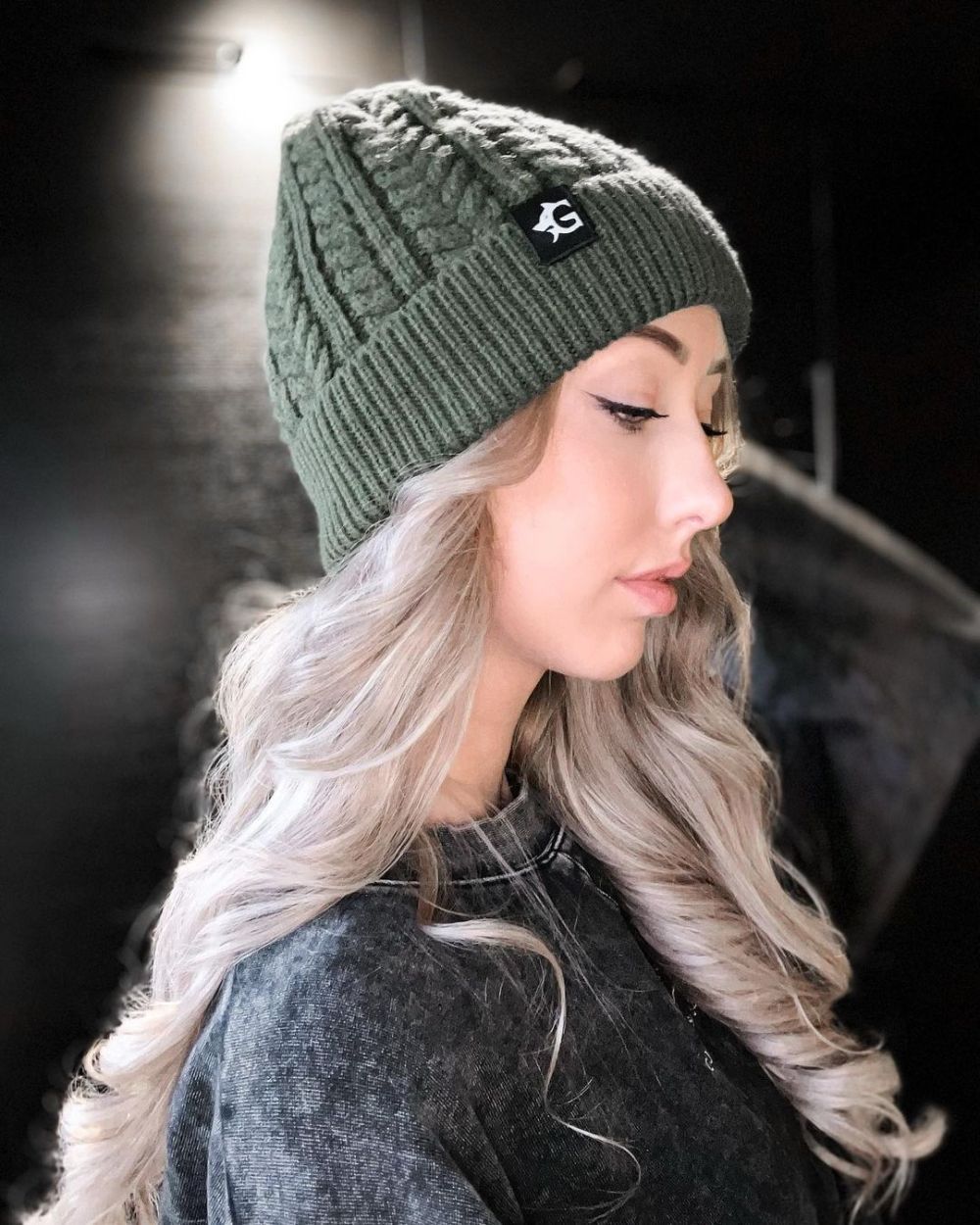 beanie hairstyle ideas long blonde hair