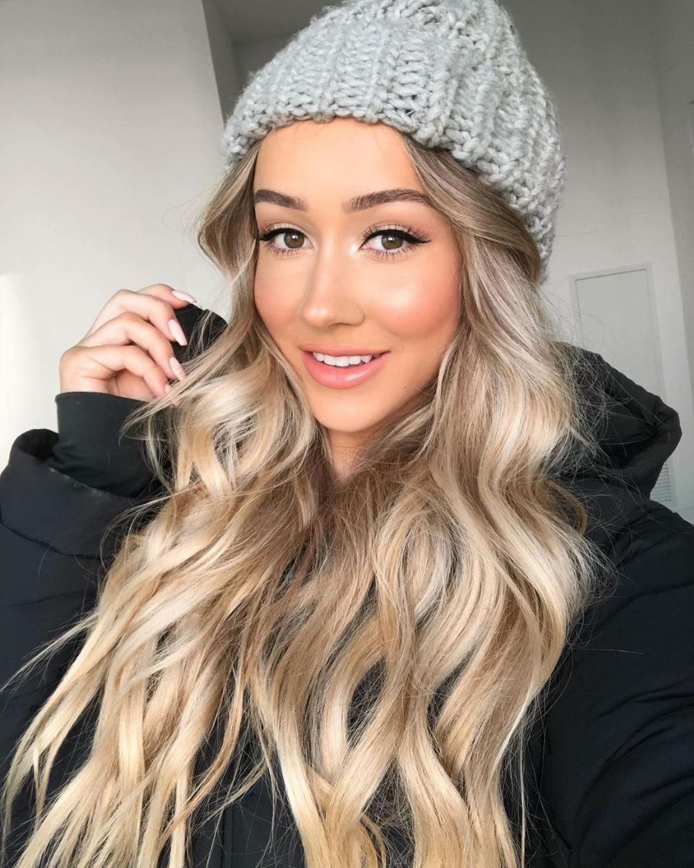 beanie hairstyle ideas stunning blonde hair